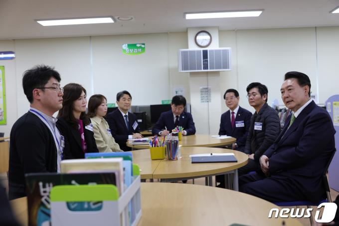 [사진] 尹대통령, 늘봄 관계자들과 간담회
