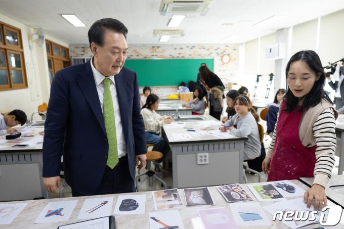 [사진] 늘봄 교사와 대화하는 윤 대통령