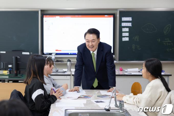 [사진] 창의미술 프로그램 참관하는 윤 대통령