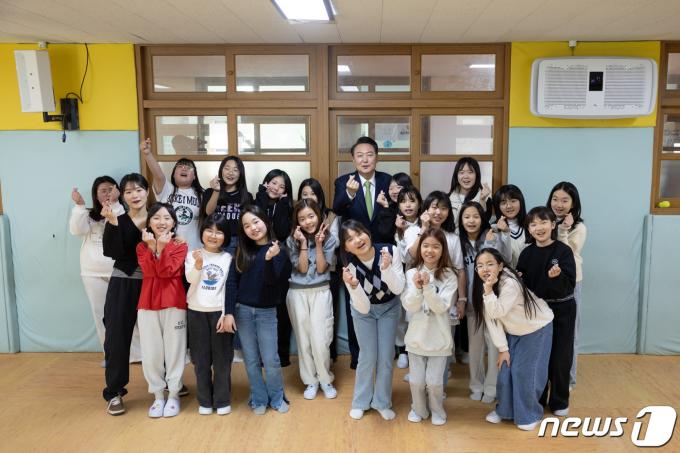 [사진] 학생들과 기념촬영하는 윤 대통령