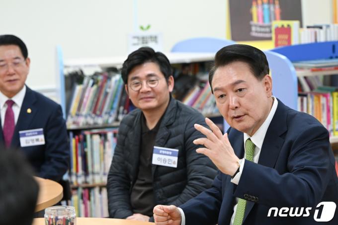 [사진] 늘봄학교 관계자들과 대화하는 윤 대통령