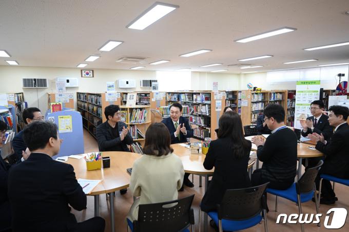 [사진] 윤 대통령, 늘봄학교 관계자들과 간담회