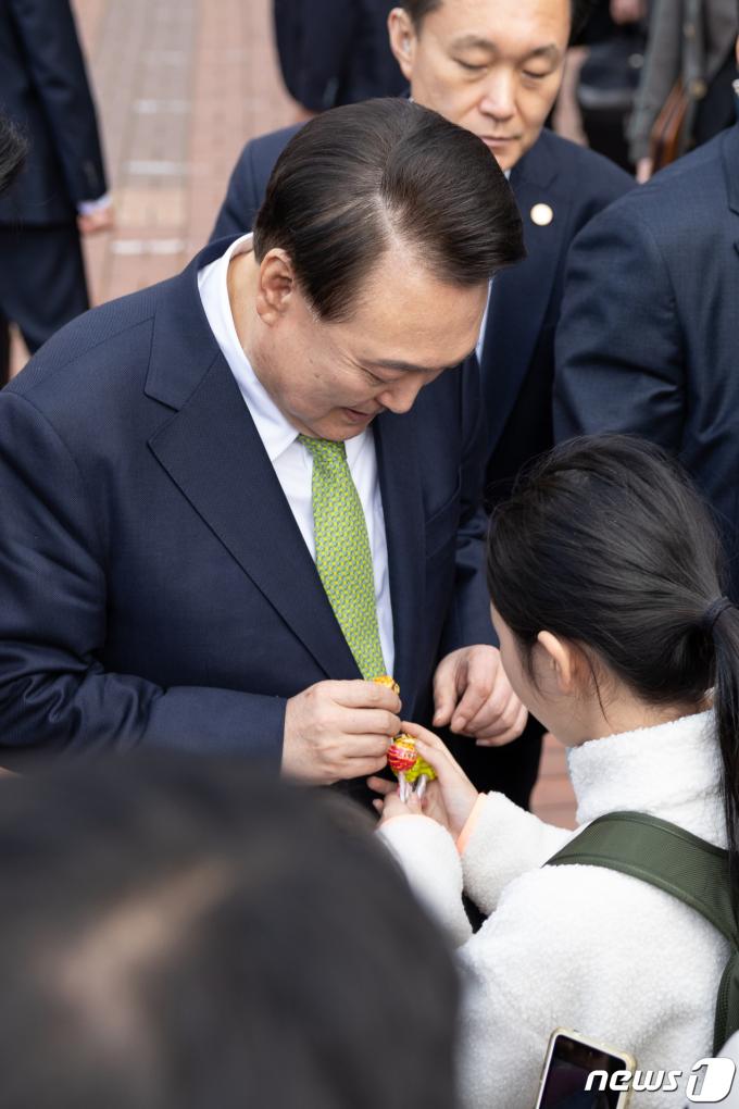 [사진] 사탕 선물받는 윤석열 대통령