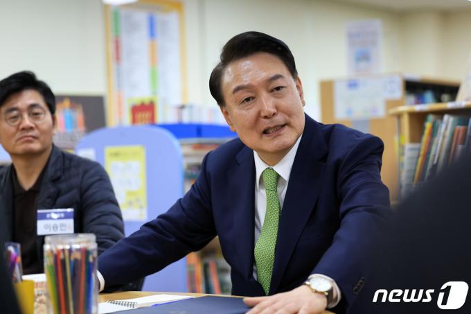 [사진] 늘봄학교 관계자 격려하는 윤 대통령