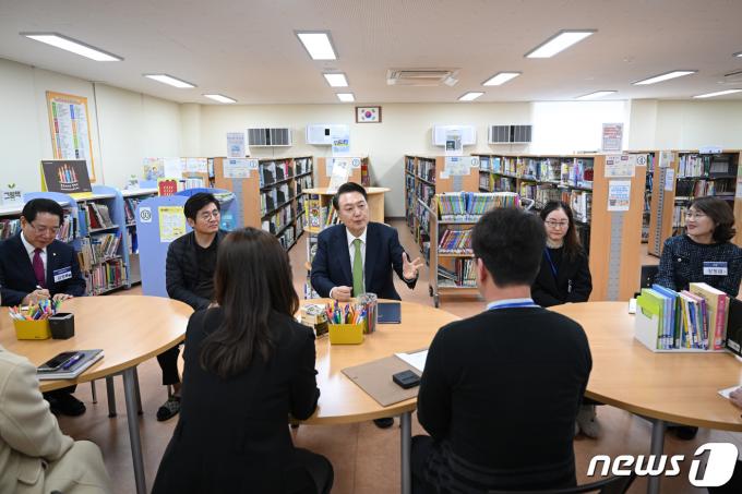 [사진] 새학기 늘봄학교 현장 찾은 윤 대통령