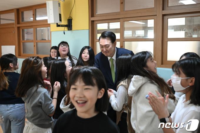 [사진] 윤 대통령, 새학기 늘봄학교 운영 현장 방문