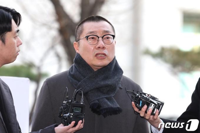 '전공의 집단사직 공모' 혐의를 받는 박명하 대한의사협회 비상대책위원회 조직위원장이 14일 오전 서울 마포구 서울경찰청 공공범죄수사대에서 휴대전화 포렌식 참관을 위해 출석하고 있다. 2024.3.14/뉴스1 ⓒ News1 신웅수 기자