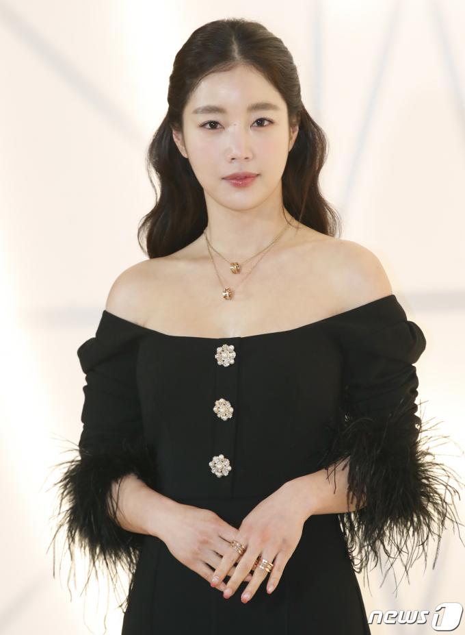 [사진] 기은세, 가냘픈 어깨라인