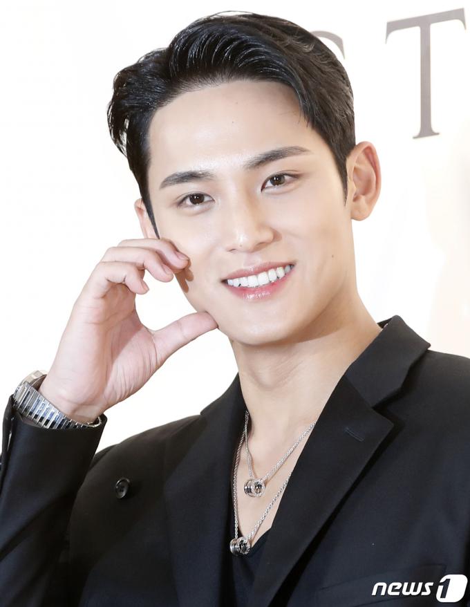 [사진] 세븐틴 민규, 사랑스러운 볼 하트