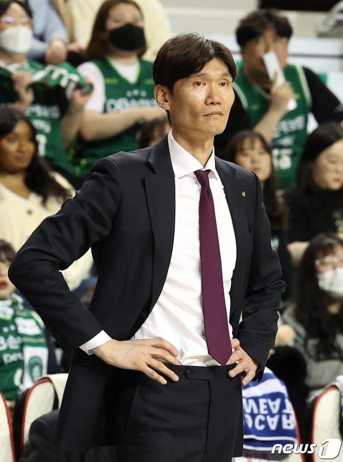 [사진] 우승 앞둔 김주성 감독