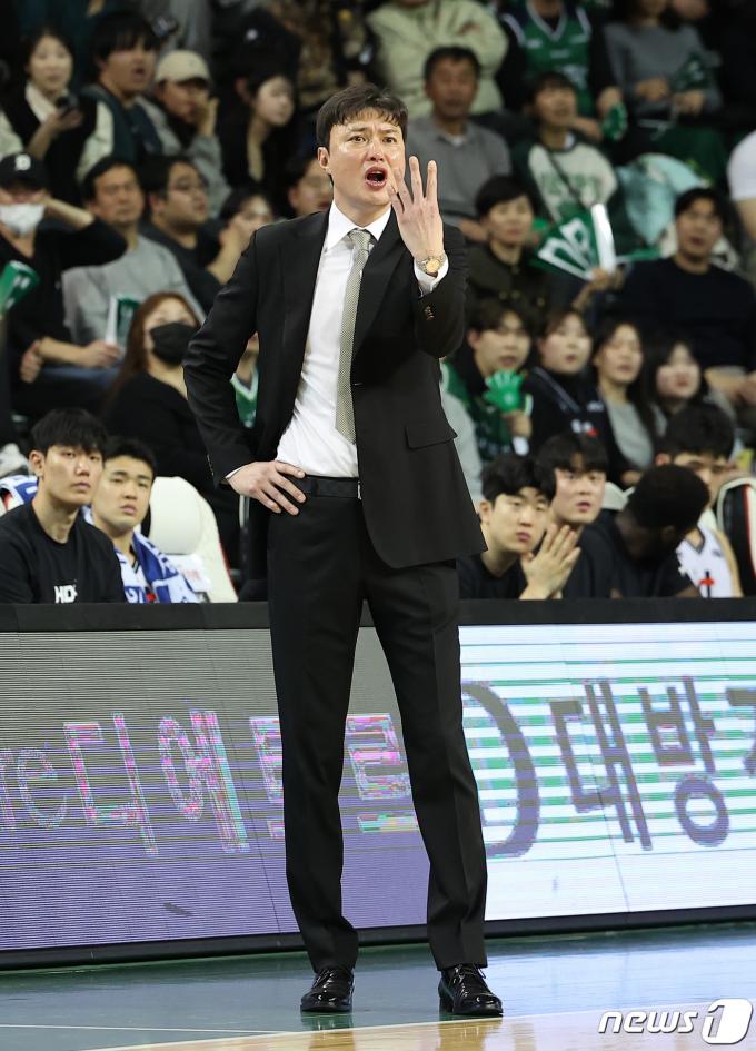[사진] 송영진 감독, '파울이 3개'