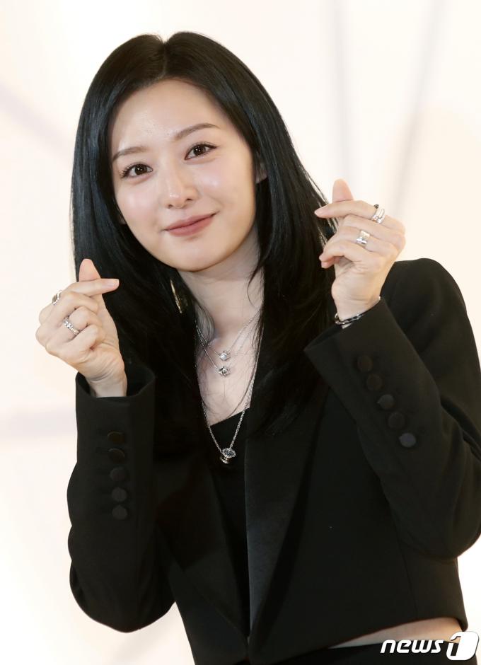 [사진] 김지원, 워커힐 뜬 퀸즈가의 상속녀