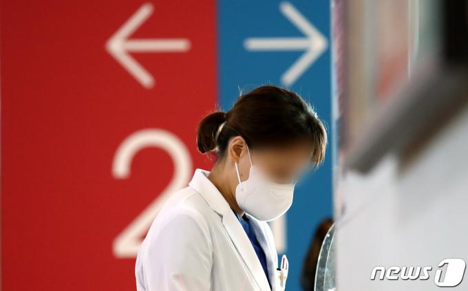 대전의 한 대학병원에서 의료진이 발걸음을 옮기고 있다. 2024.3.13/뉴스1 ⓒ News1 김기태 기자
