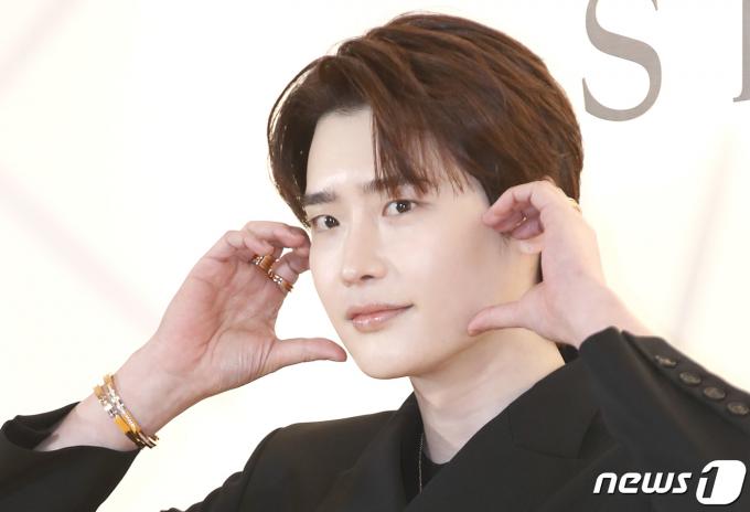 [사진] ‘아이유♥’ 이종석, 치명적인 볼 하트