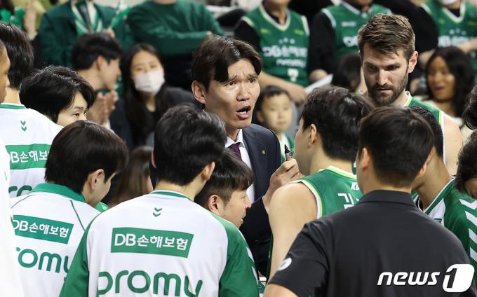 원주 DB 김주성 감독이 14일 강원 원주종합체육관에서 열린 '2023-2024 정관장 프로농구' 원주 DB 프로미와 수원 KT 소닉붐의 경기에서 선수들에게 작전 지시를 하고 있다. 2024.3.14/뉴스1 ⓒ News1 김성진 기자