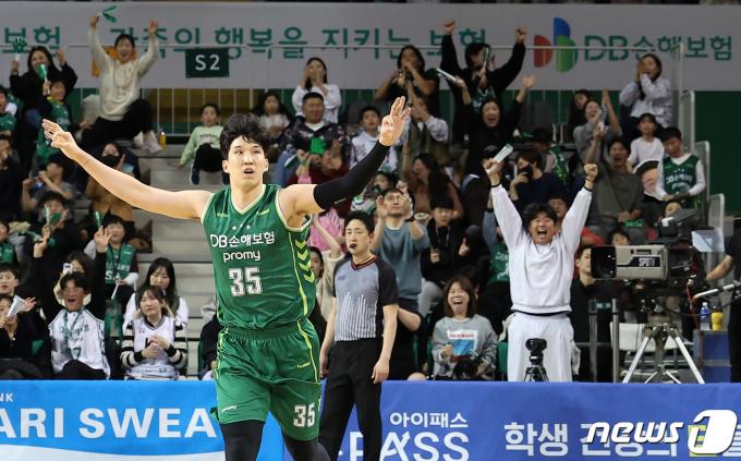 원주 DB 서민수가 14일 강원 원주종합체육관에서 열린 '2023-2024 정관장 프로농구' 원주 DB 프로미와 수원 KT 소닉붐의 경기에서 3점슛을 넣은 후 세리머니를 하고 있다. 2024.3.14/뉴스1 ⓒ News1 김성진 기자