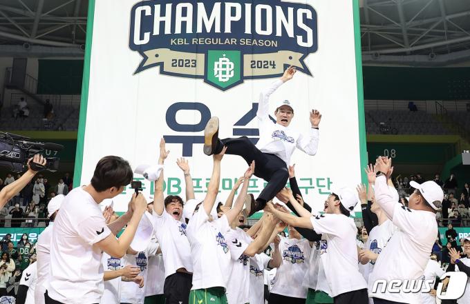 [사진] 김주성 감독, 감독 데뷔 첫 시즌 우승!