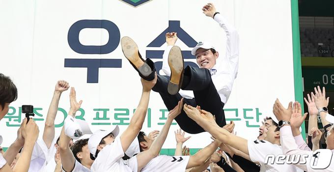 [사진] 김주성 감독, 하늘을 나는 기분