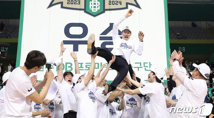 [사진] 원주 DB 우승 이룬 김주성 감독