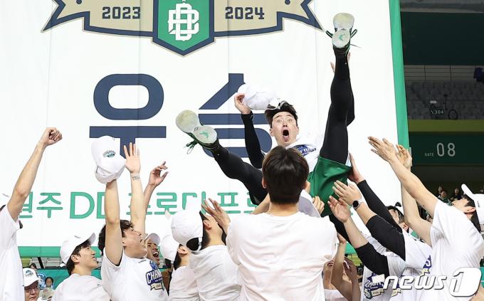 [사진] 헹가래 받는 '캡틴' 강상재