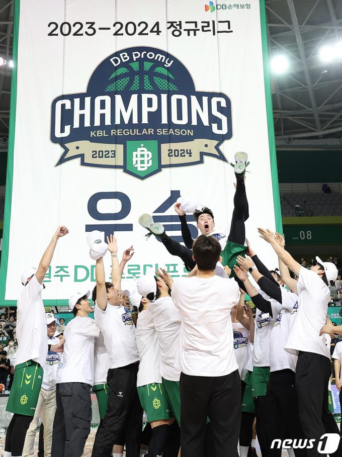 [사진] 헹가래 받는 '캡틴' 강상재