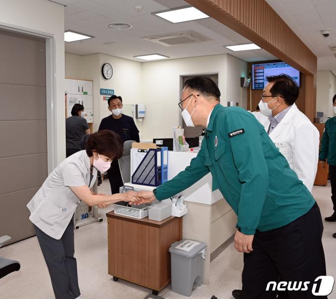 [사진] 의료진 격려하는 이한경 행정안전부 재난안전관리본부장
