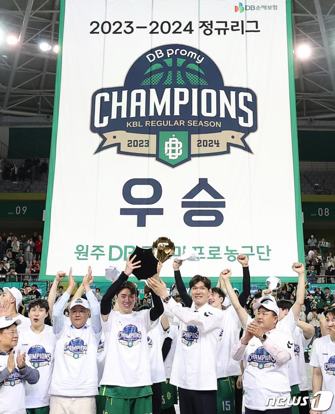 [사진] 우승에 기뻐하는 김주성 감독·강상재