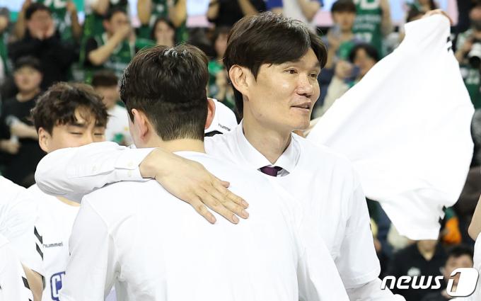 [사진] 선수들과 포옹하는 김주성 감독