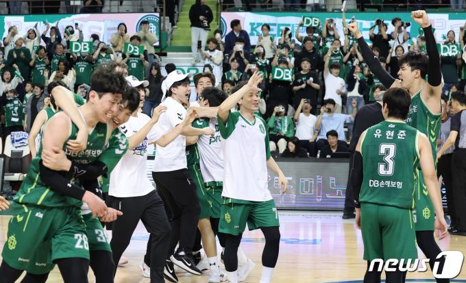 [사진] 6년 만의 우승에 기뻐하는 DB