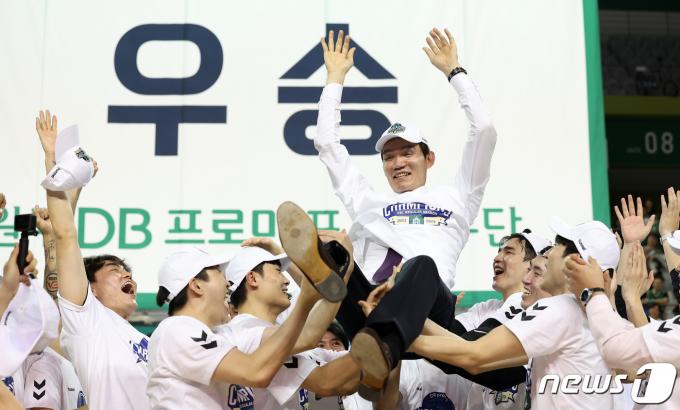 [사진] 정규리그 우승 차지한 김주성 감독