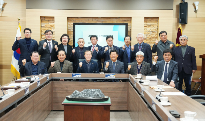 포천시의회와 대한노인회 포천시지회 어르신들이 노인 현안 정책 간담회 후 단체 촬영을 하고 있다. /사진제공=포천시의회