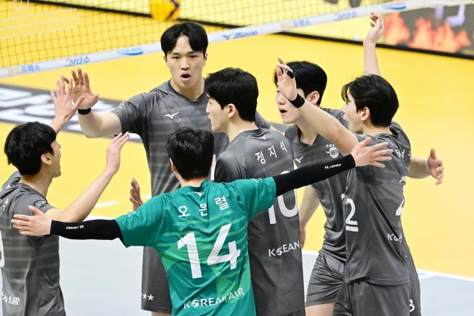 대한항공은 14일 정규리그 최종전에서 승리하며 1위로 올라섰다. (KOVO 제공)