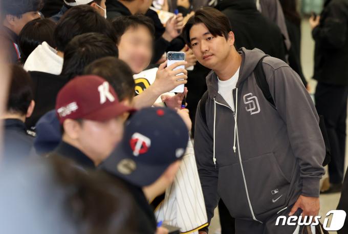 [사진] 팬들과 셀카 찍는 고우석