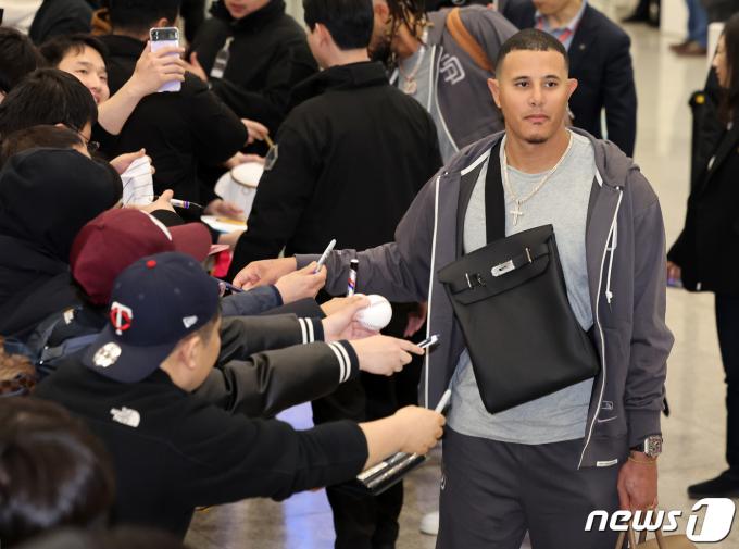 [사진] 한국팬들과 호흡 나누는 매니 마차도