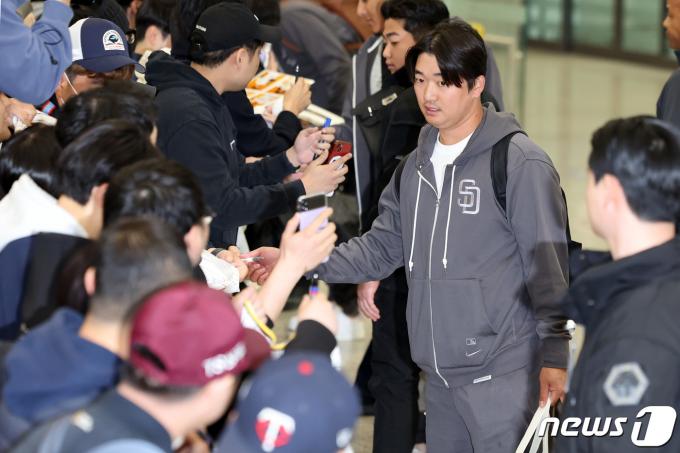 [사진] 환대 받는 '메이저리거' 고우석