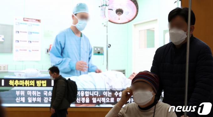 전국의과대학교수협의회(전의교협)는 14일 저녁 8시 온라인 회의를 열고 의대생들의 집단 휴학과 전공의 미복귀 사태 등을 논의하기로 했다. 이날 서울의 한 대학 병원에서 환자와 보호자가 이동하고 있다. 2024.3.14/뉴스1 ⓒ News1 김명섭 기자