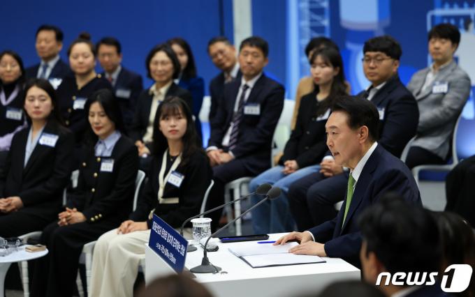 윤석열 대통령이 지난 14일 전남 무안군 전남도청에서 '미래산업과 문화로 힘차게 도약하는 전남'을 주제로 열린 스무 번째 국민과 함께하는 민생토론회에서 발언하고 있다. (대통령실 제공) 2024.3.14/뉴스1 ⓒ News1 오대일 기자