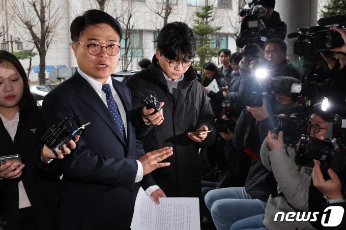 임현택 대한소아청소년과의사회장이 12일 오전 서울 마포구 서울경찰청 공공범죄수사대로 소환조사에 출석하며 입장을 밝히고 있다. 보건복지부는 의협 전·현직 집행부 5명이 전공의 집단 사직을 부추기고 집단행동을 교사·방조했다며 경찰청에 고발했다. 의협 전·현직 간부에 대한 경찰 조사는 이번이 세 번째다. 2024.3.12/뉴스1 ⓒ News1 이동해 기자