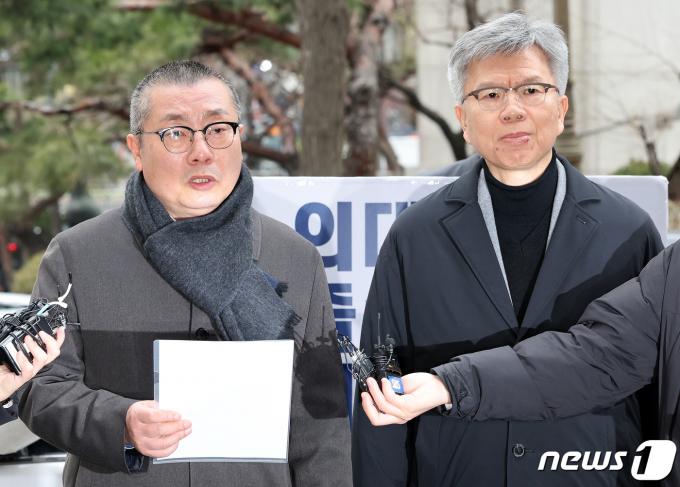 김택우 의협 비대위원장(오른쪽)과 박명하 조직강화위원장이 12일 오전 서울 마포구 서울경찰청 공공범죄수사대 소환조사에 출석하며 입장을 밝히고 있다. 보건복지부는 의협 전·현직 집행부 5명이 전공의 집단 사직을 부추기고 집단행동을 교사·방조했다며 경찰청에 고발했다. 의협 전·현직 간부에 대한 경찰 조사는 이번이 세 번째다. 2024.3.12/뉴스1 ⓒ News1 이동해 기자