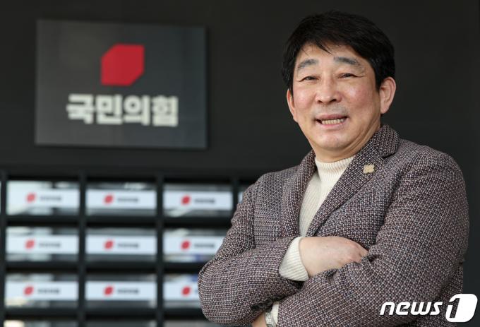 국민의힘 영입인재 김익수 일본 신슈대 석좌교수가 14일 서울 여의도 국민의힘 당사 로비에서 뉴스1과 인터뷰에 앞서 포즈를 취하고 있다. 2024.3.14/뉴스1 ⓒ News1 김도우 기자