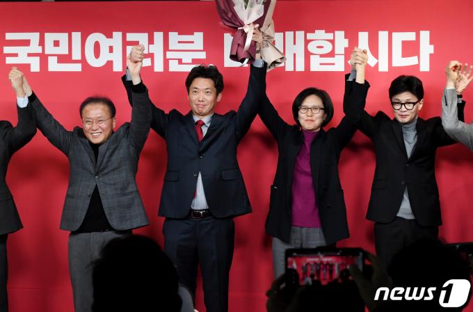 한동훈 국민의힘 비상대책위원장과 조혜정 국민의미래 당대표가 23일 오전 서울 여의도 국민의힘 중앙당사에서 열린 국민의미래 중앙당 창당대회에서 기념촬영을 하고 있다. (공동취재) 2024.2.23/뉴스1 ⓒ News1 송원영 기자