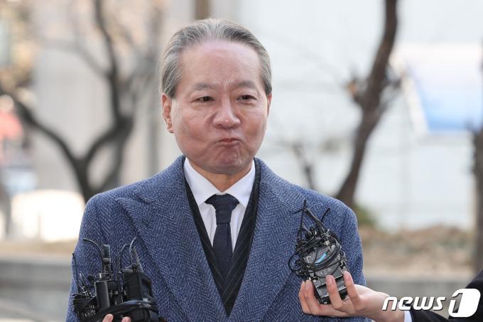 '전공의 집단사직 공모' 혐의를 받는 주수호 대한의사협회 비상대책위원회 언론홍보위원장이 14일 오전 휴대전화 포렌식 참관을 위해 서울 마포구 서울경찰청 공공범죄수사대로 출석하고 있다. 2024.3.14/뉴스 ⓒ News1 신웅수 기자