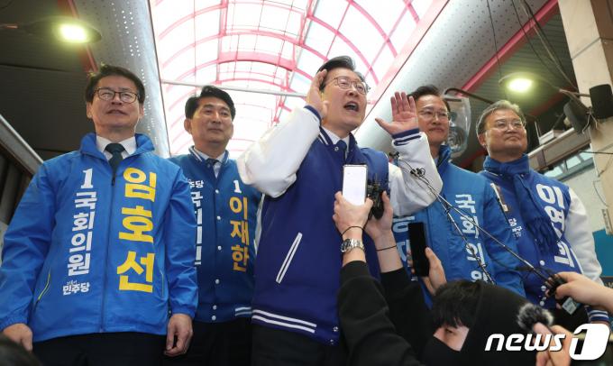 이재명 더불어민주당 대표가 14일 충북 청주시 육거리종합시장을 찾아 육성 연설하며 지지를 호소하고 있다. 2024.3.14/뉴스1 ⓒ News1 김용빈 기자