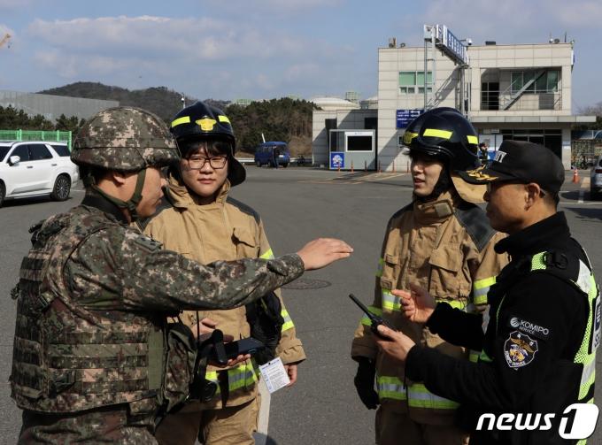 육군 제32보병사단이 7일 FS/TIGER 연습과 연계해 보령화력발전소에서 무인기 공격 및 폭발물 테러 상황에 대비한 통합방위작전 훈련을 하고 있다. (육군 제32보병사단 제공) 2024.3.7/뉴스1