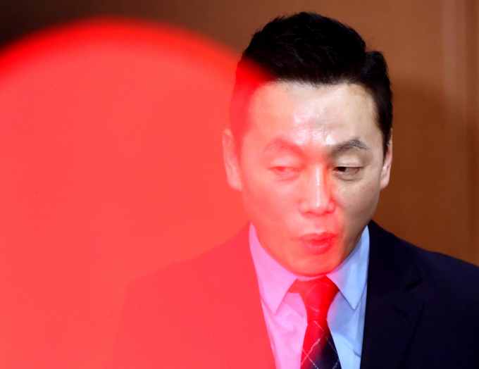 더불어민주당이 막말 논란을 일으킨 정봉주 후보의 공천을 취소했다. 사진은 지난 2020년 2월 서울 여의도 국회 정론관에서 기자회견을 열고 억울함을 호소하면서도 당의 결정을 수용하겠다는 뜻을 밝힌 뒤 취재진의 질문에 답변하는 서울 강북을 정봉주 후보. /사진=머니투데이