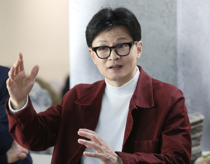 한동훈 국민의힘 비상대책위원장이 15일 호남 지역을 방문해 지지를 호소할 계획이다. 사진은 한 위원장이 지난 14일 경남 김해시 외동 한 카페에서 열린 학부모 간담회에서 발언하는 모습. /사진=뉴스1