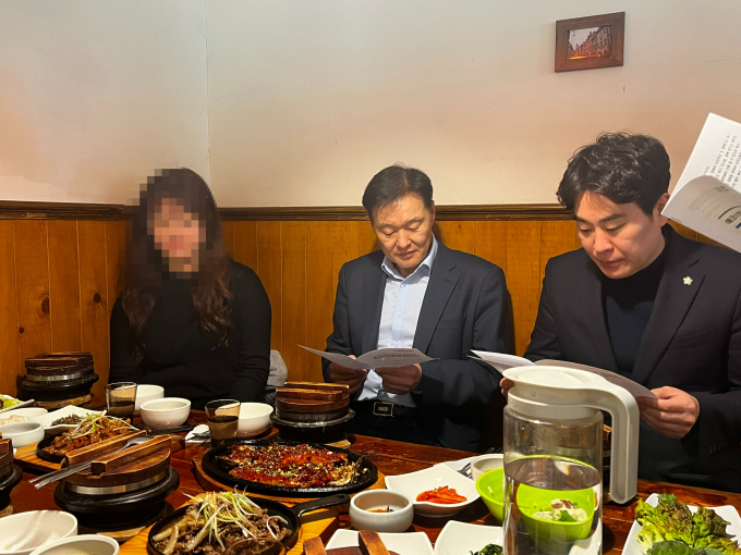 이계문 남양주도시공사 사장(가운데)이 김상수 남양주시의회 도시교통부위원장(오른쪽)과 함께 에코-랜드 수영장 주민협의체와의 간담회를 진행하고 있다. /사진제공=남양주도시공사