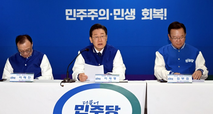 더불어민주당이 정봉주 전 민주당 의원이 공천 취소된 서울 강북을 후보 재추천 절차를 시작했다. 사진은 이재명 민주당 대표(가운데)가 지난 14일 대전 중구 민주당 대전광역시당에서 열린 '대전 국회의원·중구청장 후보자 연석회의·필승결의대회'에서 발언하는 모습. /사진=뉴스1(공동취재) 