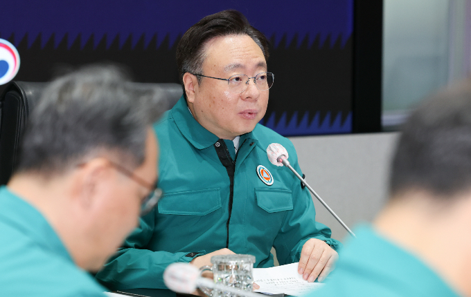 정부의 의대 증원과 전공의 행정처분 등에 반발한 의대 교수들이 집단행동을 예고하고 있는 것에 대해 조규홍 보건복지부 장관이 "국민이 이해할 수 없을 것"이라면서 우려를 표했다. 조 장관이 15일 서울 종로구 정부서울청사에서 열린 의사 집단행동 중앙재난안전대책본부 회의에서 모두발언을 하고 있다. /사진=뉴스1