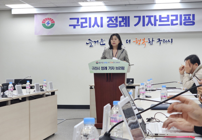 조명아 환경사업소장이 구리시 3월 2주차 정례기자 브리핑을 진행하고 있다. /사진=이건구 기자